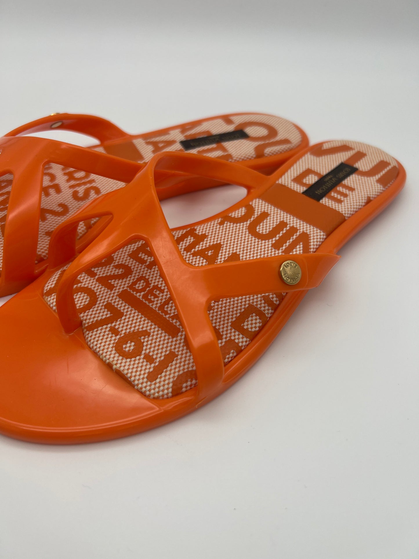 LOUIS VUITTON FLAT THONG SANDALS