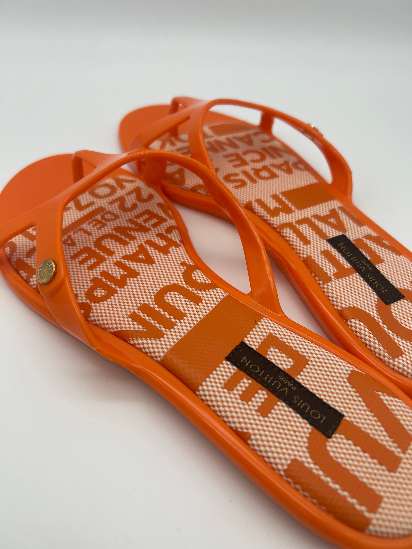 LOUIS VUITTON FLAT THONG SANDALS